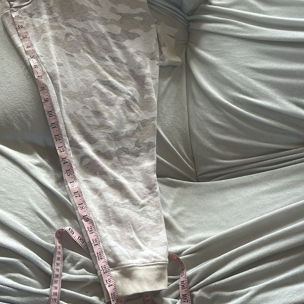 Old Navy Women’s Plus Size Camo Joggers size XXL - Picture 10 of 12